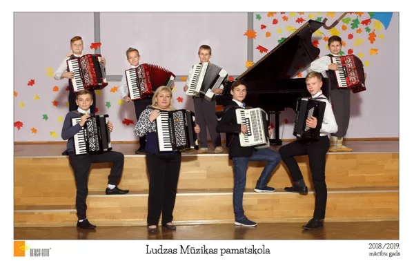 Akordeonistu ansamblis. Vadītāja Ērika Stalidzāne
