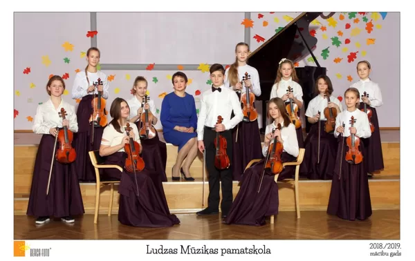 Vijolnieku ansamblis. Vadītāja Elvīra Jakovļeva.