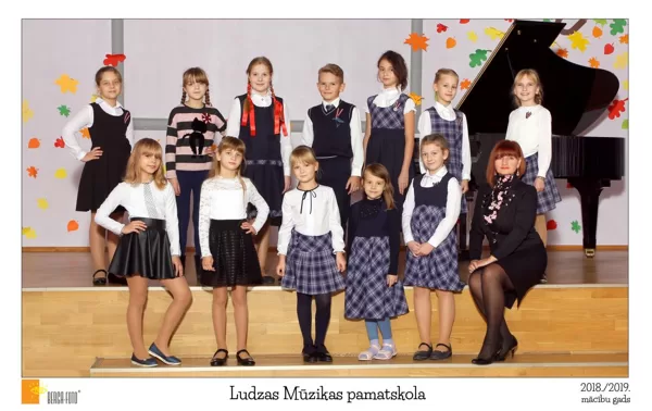 Kora klases vokālais ansamblis. Vadītāja Aija Razumovska.