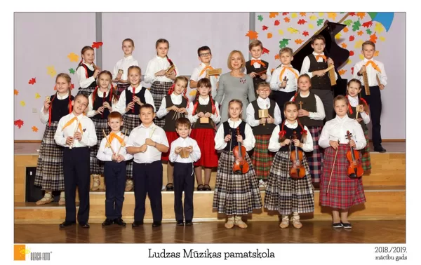 Folkloras kopa "Zibuļeits". Vadītāja Dace Tihovska.