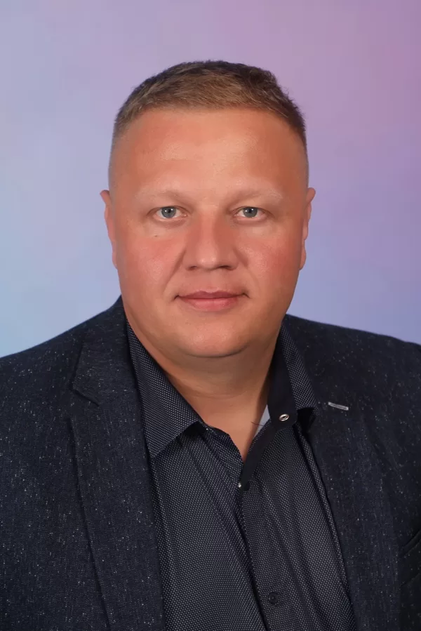 Romāns Seņkovs - pūšaimnstrumentu un sitaminstrumentu metodiskās komisijas vadītājs